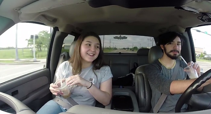 Baloya Gitme İsteğini Yol Kenarına Yazdığı Kelimelerle Kız Arkadaşına Söyleyen Adam