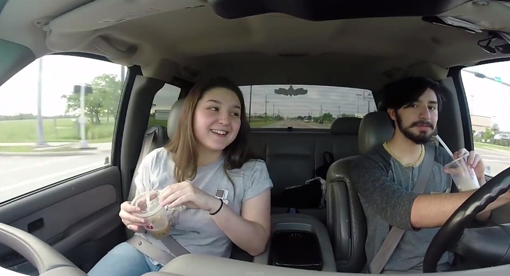 Baloya Gitme İsteğini Yol Kenarına Yazdığı Kelimelerle Kız Arkadaşına Söyleyen Adam