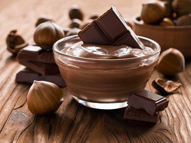 1. Bir parça çikolatayı Nutella'ya bandırarak yemek..