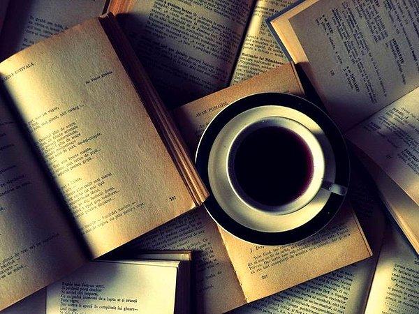 4. Bir bardak sıcak kahveyle, okumaya can attığınız kitaplara dalmak..