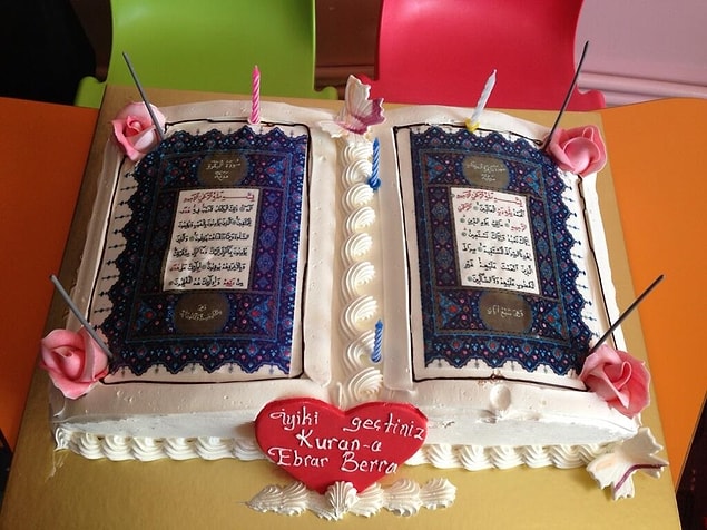8. Kur'an-ı Kerim'in ilk iki sayfası şekilli pasta