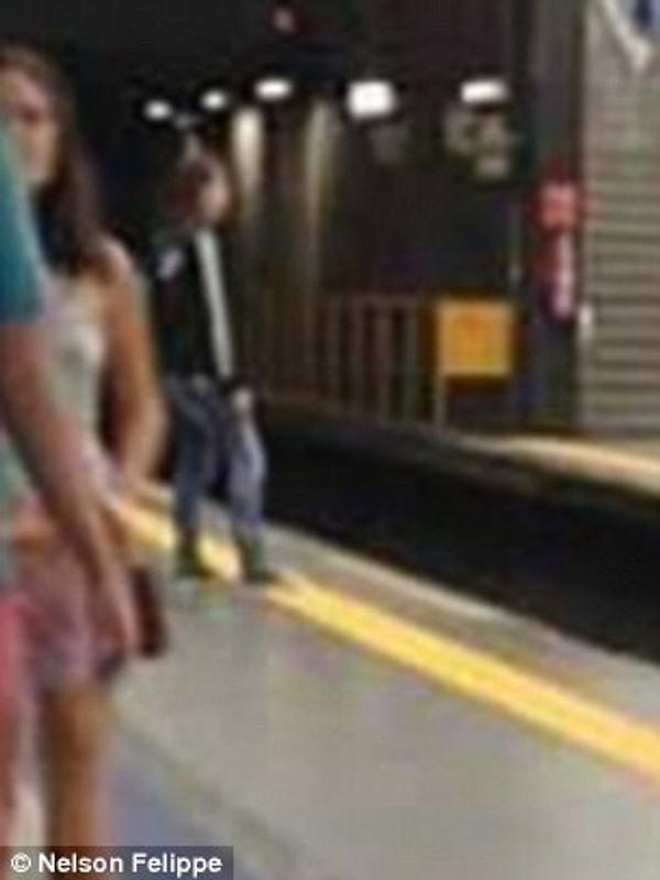 Bunu gören çocuklar metro istasyonlarındaki sarı çizgileri geçmenin normal olduğunu düşünecekler. O yüzden lütfen sarı çizginin diğer tarafında bekleyen bu adamın yaptığını siz sakın yapmayın. Yandaki iki kadını örnek alın. Metroyu beklerken sarı çizgiyi geçmeyin, ayrıca tren durmadan ve kapıları açılmadan ona yaklaşmayın.