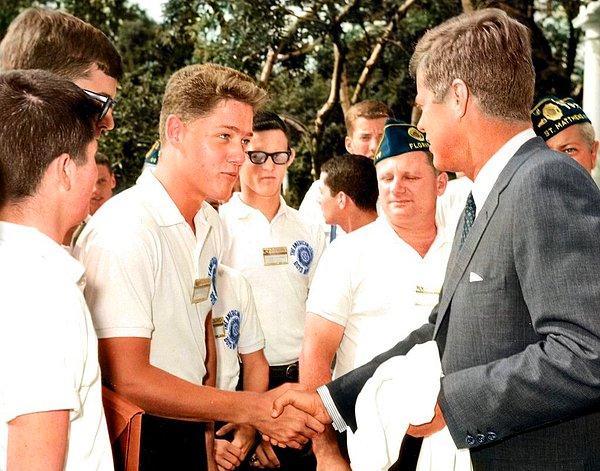 18. Bill Clinton John F. Kennedy ile tanışırken