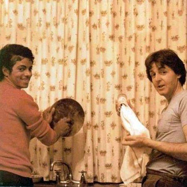 29. Michael Jackson ve Paul McCartney bulaşık yıkarken