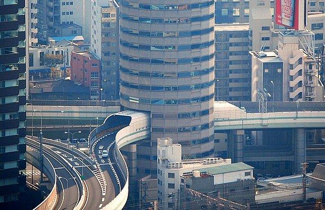 13. Japonya’da içinden otoban geçen bir bina vardır.