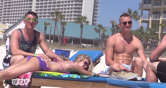 Sırtına Güneş Yağı Sürdürttüğü Erkeklere Penis Şakası Yapan Bikinili Kız