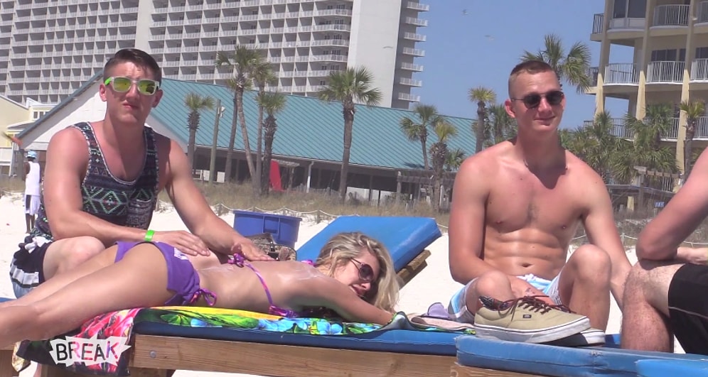 Sırtına Güneş Yağı Sürdürttüğü Erkeklere Penis Şakası Yapan Bikinili Kız