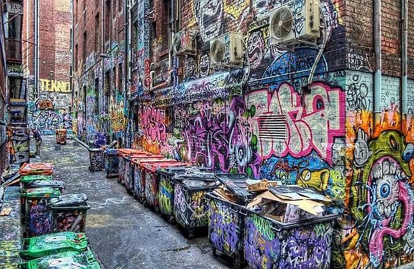 Dünyada sokak sanatı hem bir protesto hem de bir sanat aracı olarak uzun ve renkli bir geçmişe sahip.