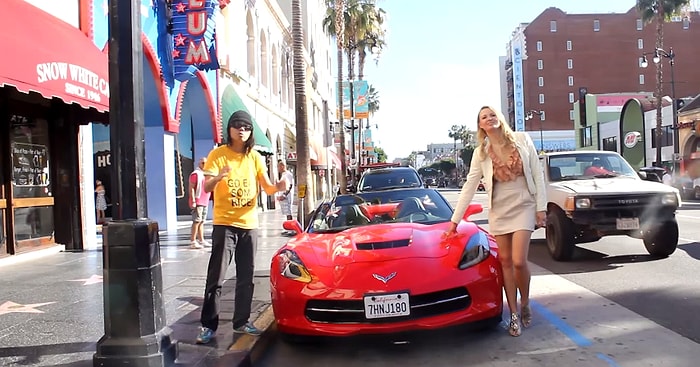 Erkekleri Corvette ile Rahatça Tavlarken Sıradan Araba ile Yüzüne Bile Bakılmayan Kadın