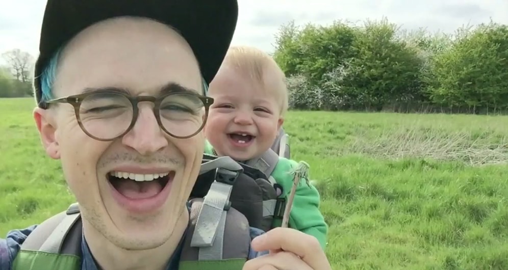 Babasının Karahindibaya Üflerken Çıkardığı Sesle Kahkahaya Boğulan Sevimli Çocuk