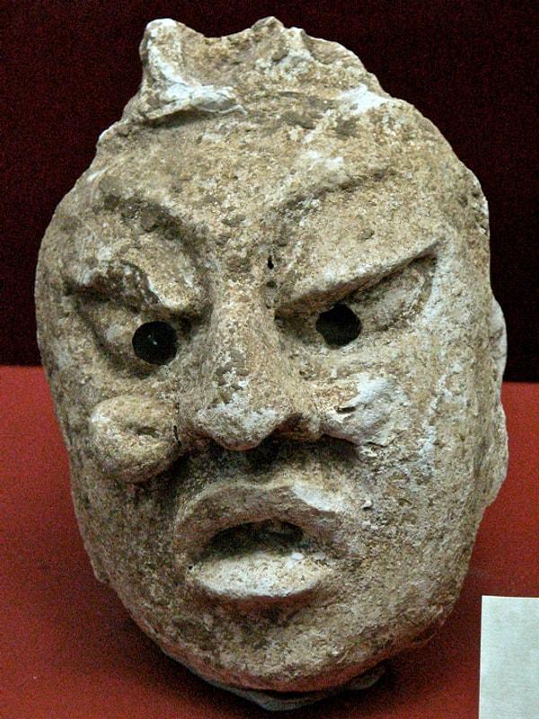 19. Düz bir alın, şaşı göz ve kemerli büyük burunlar Mayalarda asillik işareti sayılırdı.