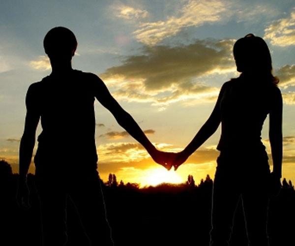 5. Sevgililik: Sözelciler iletişim gücüyle daha sağlıklı ilişkiler kurmaya yatkındır. Partnerini daha iyi anlar ve isteklerini bilirler.