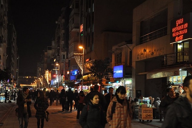 22. Renkli gece hayatı isteyene de, sakin bir ortamda kahve içmek isteyene de hitap eden Alsancak.