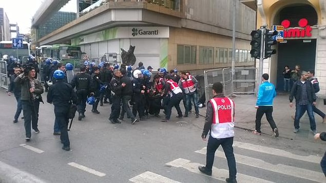 11:22 | Taksim'e giren KP'lilere müdahale