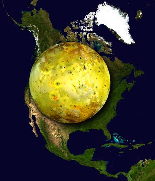 7. Jüpiter'in uydusu Io, 400 aktif volkanıyla güneş sisteminde coğrafik olayların en fazla yaşandığı yer. Karşılaştıracak olursak, Kuzey Amerika'da 100'e yakın aktif volkan var.