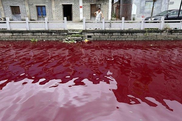 3. Hayır kan değil, Çin'de bir nehir ve kimyasal atık kombinasyonu.