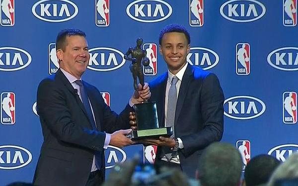 NBA'de normal sezonun MVP'si Stephen Curry, ödülünü aldı.