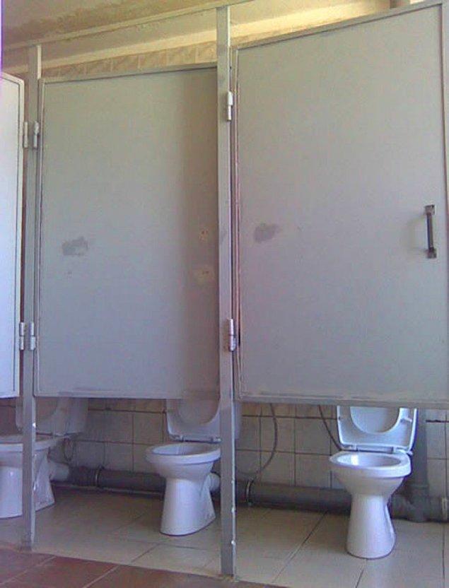 5. Tuvalet dolu mu diye kapı altından ayaklara bakmaya son