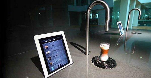 5. Su yerine kahve servisi yapan, lavabo musluğu görünümündeki kahve makinası
