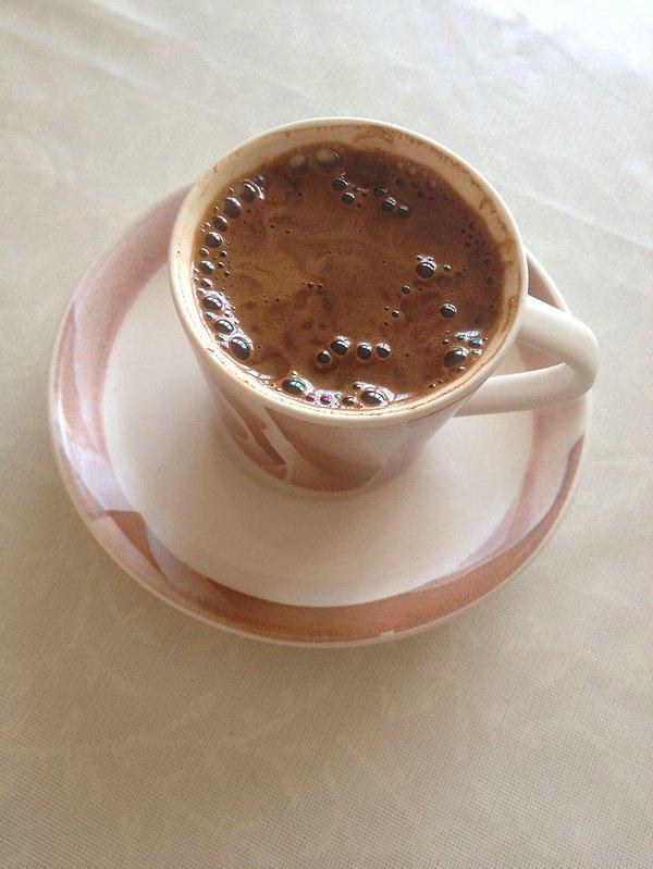 2. Türk kahvesi köpüğü sayesinde daha uzun süre sıcak kalır.