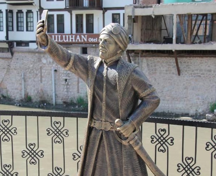 Amasya Belediyesi ‘Selfie Çeken Şehzade’ Heykeli Dikti