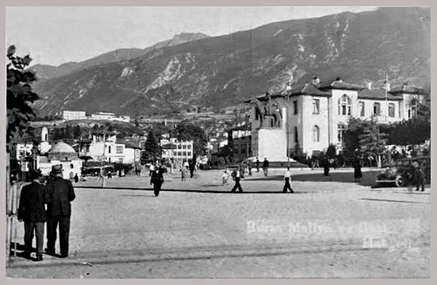 6. Atatürk Caddesi - Heykel