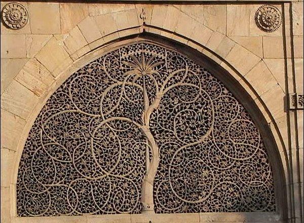 15. 1573 yılında oyma sanatıyla yapılmış Sidi Saiyyed Camii