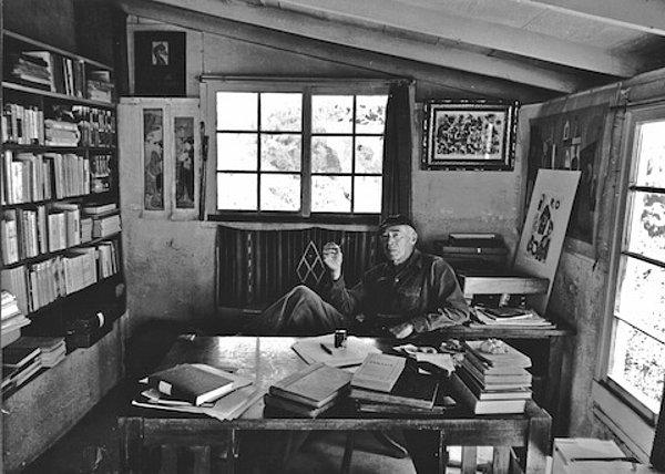 13. Henry Miller, Big Sur'daki evinin kütüphanesinde