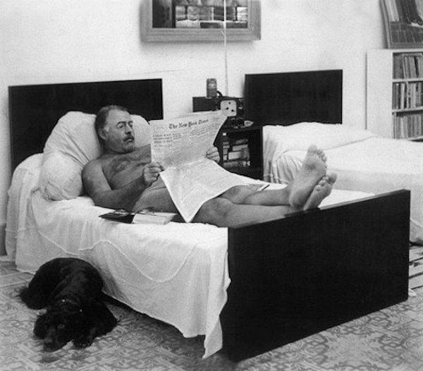 1. Ernst Hemingway sabah gazetesini okurken