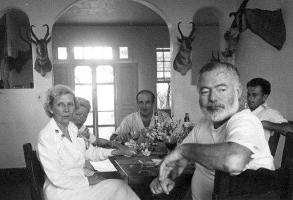 11. Hemingway ve Mary, arkadaşlarıyla birlikte Küba'daki evlerinde
