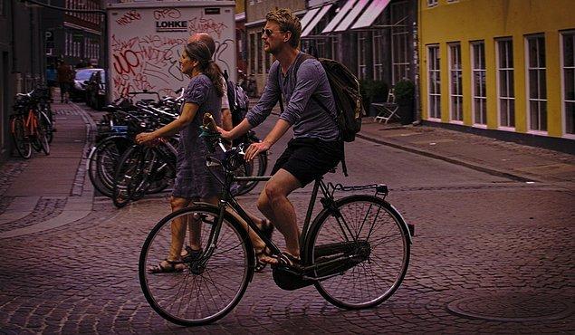 21. İnsanlar, bisikletleriyle ulaşım sağlıyor...