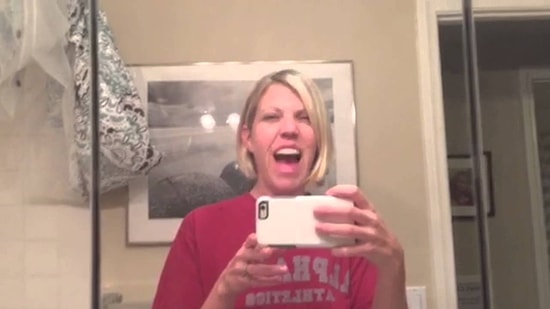 Çocuğunun Sinirli Halini Taklit Eden Anne