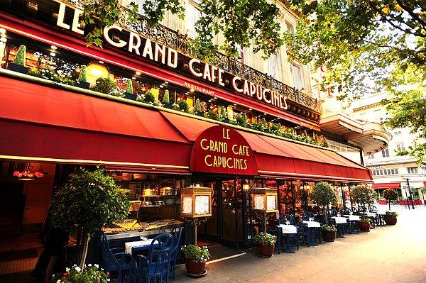 2. İlk film gösteriminin yapıldığı mekan: Paris’te Capucines Bulvarı’ndaki Grand Cafe (1895, Auguste ve Louis Lumiere).