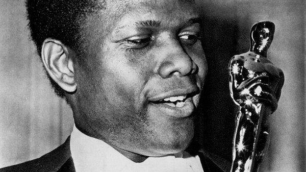 33. En İyi Erkek Oyuncu dalında Oscar kazanan ilk siyahi aktör: Sidney Poitier (1963, Çayırdaki Zambaklar).