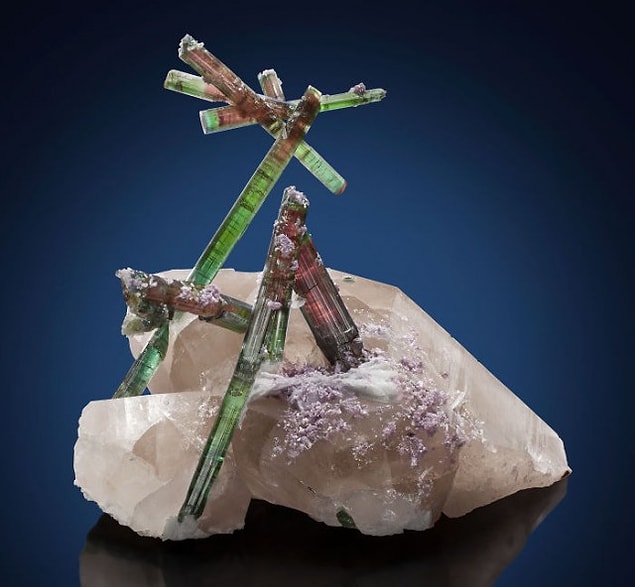 19. Turmalin Kuvars, Lepidolite ve Cleavelandite