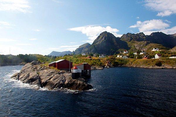 2. Norveç' in Lofoten Adaları en güzel yerel merkezlerden bir tanesi. Bir balıkçı kulübesi kiralayın, morina balığı tutmayı deneyin, gece yarısı güneşinin ve çakıl kumsallardaki kuzey ışıklarının tadını çıkartın.
