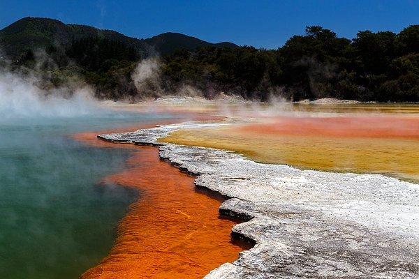 7. Yeni Zelanda' nın oldukça renkli, doğal volkanik parkı Wai-O-Tapu sanki bu dünyadan değilmiş gibi. Şampanya Havuzu olarak adlandırılan bu alan buharlı bir zemin ve kaynayan çamurlulu sulara sahip olmasının yanı sıra yeşil, turuncu, altın rengi görüntüsüyle de sizi başka dünyalara götürüyor.