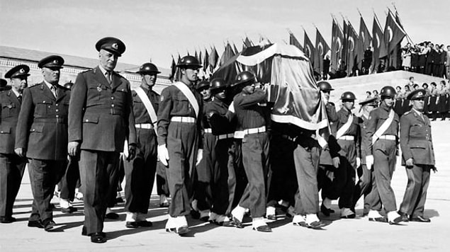 15. Son olarak; Atatürk'ün naaşı Anıtkabir'e kaç yılında taşındı?