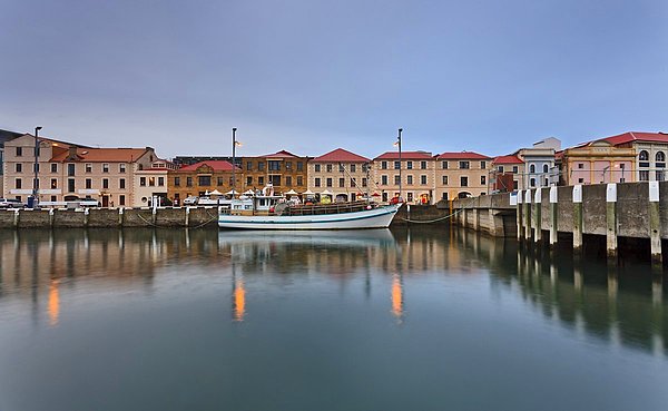 13. Tazmanya' nın en büyük şehri olan Hobart, sanat faaliyetleri ve gece hayatı manzalarıyla eski bir liman kenti çekiciliğine sahip. Limanın hemen yanındaki tarihi evleri, otelleri, kafeleriyle sizleri oldukça canlı ve cazip bir yürüyüş yolu bekliyor.