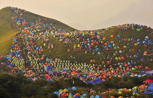 25. Uluslararası Kampçılık Festivali için 15.000'den fazla katılımcının buluştuğu, Wugongshan Dağı'ndaki çadırlar
