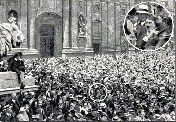 6. Genç Adolf Hitler 1914'te başlayacak olan 1. Dünya Savaşı duyurusunu kutlarken.