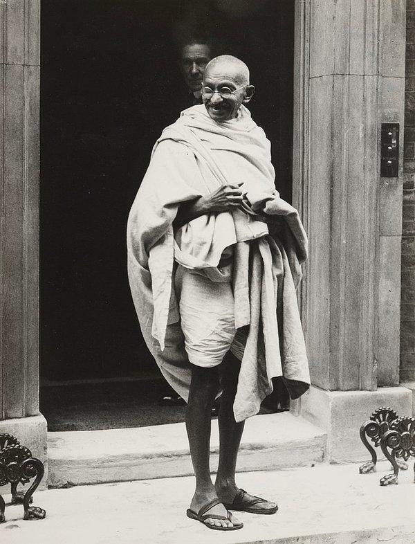 14. Mahatma Gandhi, İngiltere Başbakanı Ramsay MacDonald ile yaptığı görüşmeden sonra