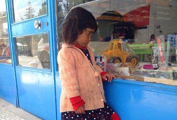 2. Oyuncakçı vitrinine bakan küçük kız