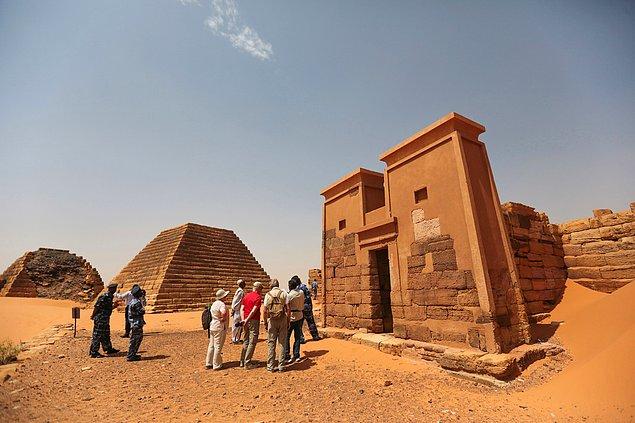 11. Meroe piramitlerini ziyaret eden turistler