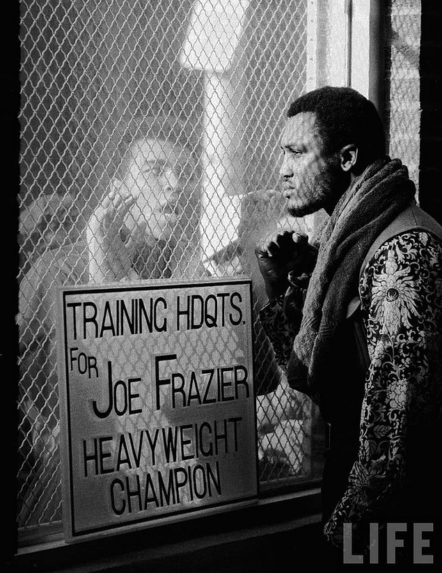 15. Maçtan önce Muhammad Ali Joe Frazier'in odasının önüne giderse