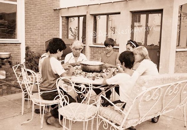 26. Nesin Vakfı'nın ilk dönemleri. Yemek, temizlik, bahçe ve hayvanların bakımı vb. işleri Aziz Nesin ve çocuklar üstleniyorlar.
