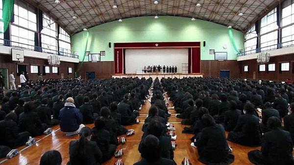 15. Japon eğitim sistemini diğer eğitim sistemlerinden ayıran en büyük fark grup kurallarıyla öğrenciyi kontrol altında tutmaktır.