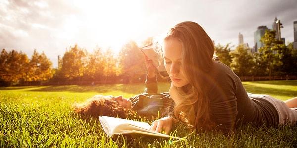 1. Bir kadının elinde kitap varsa eğer o kadın ışık saçar, parıldar. Etrafı artık sadece onun parıltısıyla aydınlanır. Güneş, önünde şapka çıkartır.