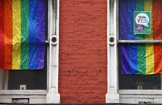 Evet'çiler evlerine dükkanlarına LGBT bayrağı astılar...