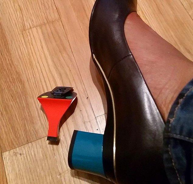 Topuğu değiştirilmeye hazır olan bir ayakkabı.